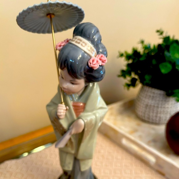 Lladro Other - Lladro Geisha Girl with umbrella
